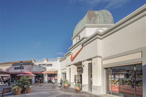 carlsbad outlets hours today.